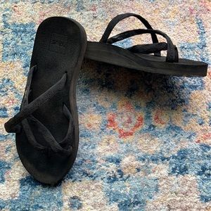 women’s teva olowahu, size 7 black